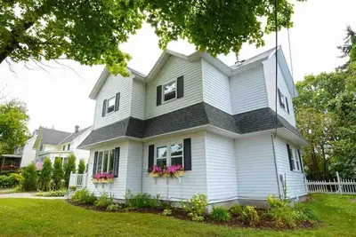4br home with views of Little Traverse Bay, within walking distance to downtown