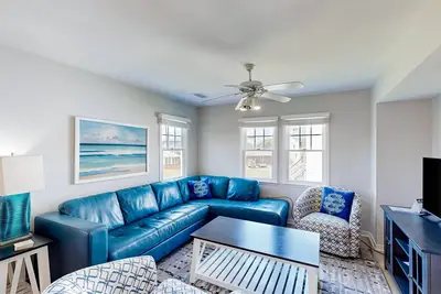 Image de Dog-friendly townhouse with pool, playground, basketball, beach access, deck, Ac