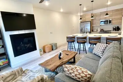 Image de New! Luxury Riverfront Retreat with Mountain Views