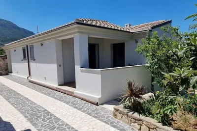Image de Villa Biriculi immergée dans la nature