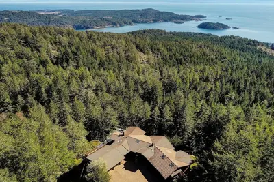 Image de Ocean-view estate surrounded by trees, perched atop Mount Matheson. Sleeps 12!