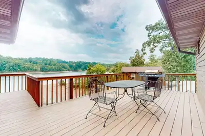 Image de Waterfront home w/ free attraction tickets, lake access, decks, & amazing views