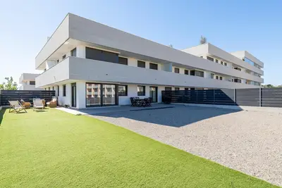 Image de Rez-de-chaussée avec jardin privé à 1min plage