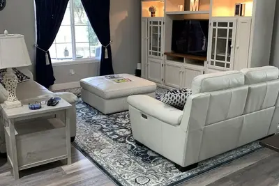 Image de 8 min. to Oldtown Clovis Ca Nice No Smoking home, HotTub and park across the str