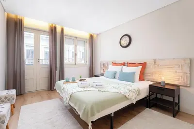 Image de Stylish Bright Flat w/ Balcony by HostWise