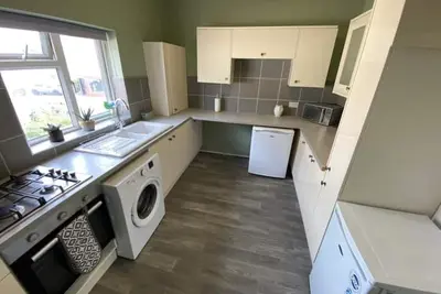 Image de Comfy 2 Bed flat, parking, quick walk to the beach.