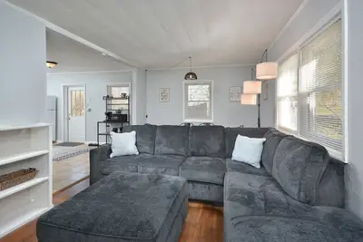 Image de In the heart of Chapel Hill Walk to Unc & cafés! ! 3 Bedroom House