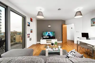 Image de Cozy Modern 3 Bed 2 Bath Flat in East London. Family & Pet-freindly