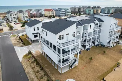 Image de Brand New Luxury Townhome, Close to Beach w Pool!