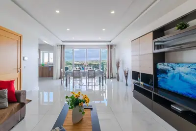 Image de Beautiful Spacious and Bright 3 Bedroom 2 Bathroom Apartment 7