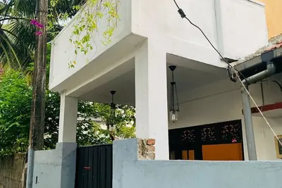 Situated in heart of Galle. Walking distance to galle fort, Galle train staion.
