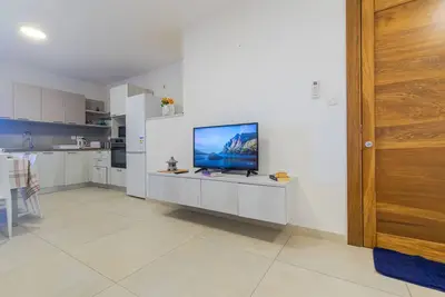 Image de Brand New Modern Bright 3 Bedroom 2 Bathroom Apartment C12