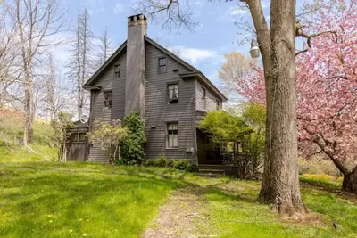 Image de The Farmhouse on 80 acre Pear and Apple orchard