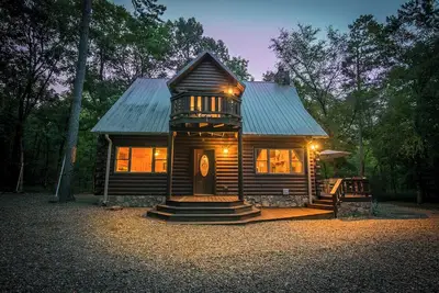 Image de This 4-bedroom, 4-bath luxury cabin accommodates up to 14 guests.