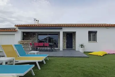 Maison à 2 minutes des plages. Piscine/terrain de pétanque/vélos à disposition.