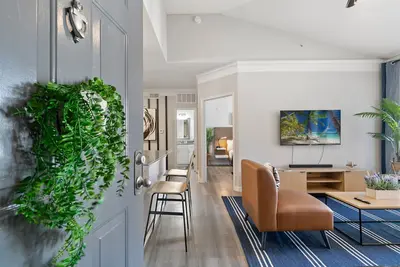 Image de Central Ritzy Getaway with King Bed, Free Parking and Drinking Water Provided.