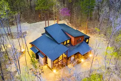 Image de 5bd Creekside Cabin | Games | Hot Tub | Sleeps 20