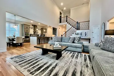 Image de New, big, beautiful, Executive Home Liberty Twp