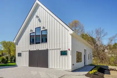 Image de Brand New Modern Downtown Luxury - Walk to the Beach!