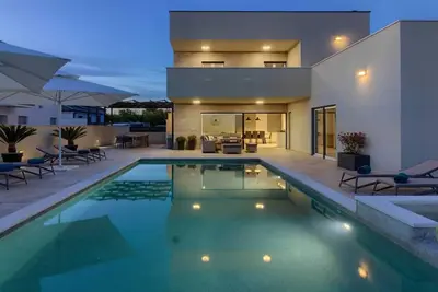 Image de Villa Mako - La villa de luxe moderne avec piscine et bain à remous dans une banlieue calme de Pula