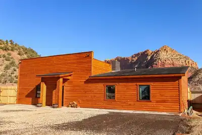 Image de Zion Edge Retreat, building finished in 2024 with hot tub.