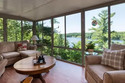 Image de Kid-friendly lakefront family cottage (4br, 3ba) on 11 acres with swim-off dock