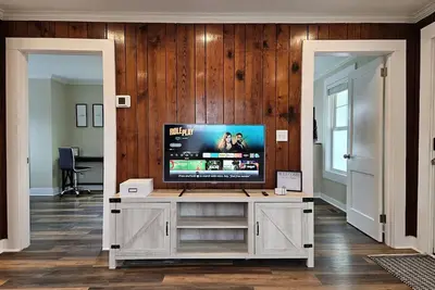 Image de Charming farmhouse in tranquil Candler, pet friendly w/fully fenced yard