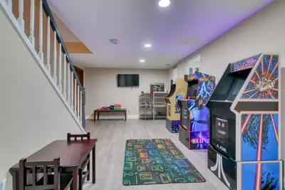 Image de Massive 5 bedroom with a gameroom!
