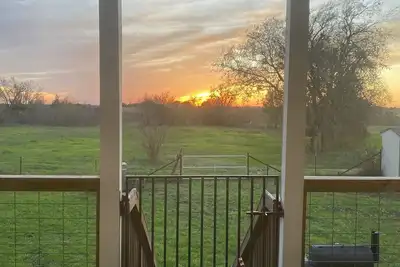 Image de Cabin on 15 acres close to Austin with access to all central Texas has to offer.