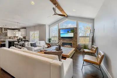 Image de Spacious 3br | 2 Living Rooms | Uw Area