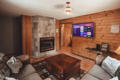 King Bed|Private Hot Tub|Relaxing 12-Acre Hideaway