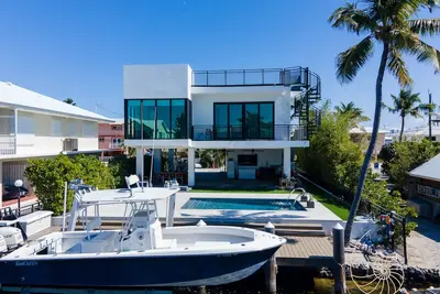 Image de 3 Bedroom / 2. 5 Bathroom Layton Home with Pool & Dockage