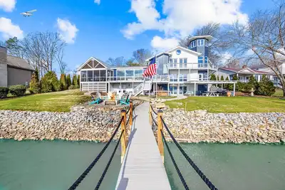 Image de Hot Tub, 360 Lake Views, Movie Theatre, King Suite