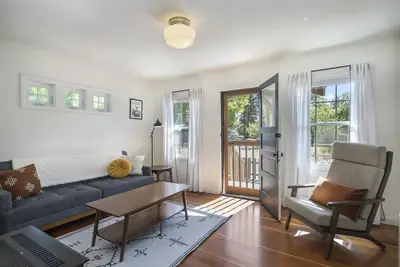 Image de North Sister - Bungalow Charm, Fireplace, Queen bed, Parking