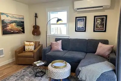 Image de Newly renovated and 3 minute walk to the center of downtown!