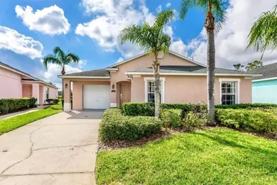 Image de 512-Beautiful 4 Bedroom Home with South Facing Pool Overlooking Lake, Big Garden