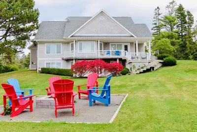 Image de Modern, spacious 4 bedroom waterfront vacation home near Cavendish