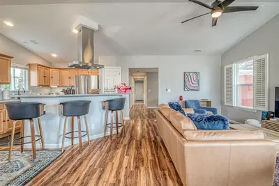 Image de Two Wheel: Fenced Patio & Office Space!