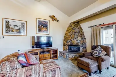 Image de Charming Mountain Cabin Huge condo steps to Gondola! Pool, Hot tub and Views!