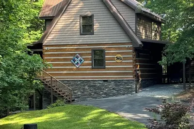 A~Bears Den- Pet Friendly, Hot Tub, 2 King Suites, Minutes to Gsmnp!