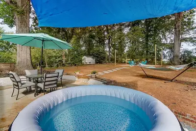 Image de Cozy Charlotte 3br Getaway • Hot Tub • Mini Golf • Fire Pit • Pet-Friendly