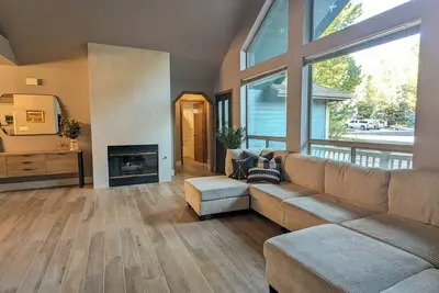 Image de Chalet Getaway // spacious forest retreat // cozy fireplace // air conditioning