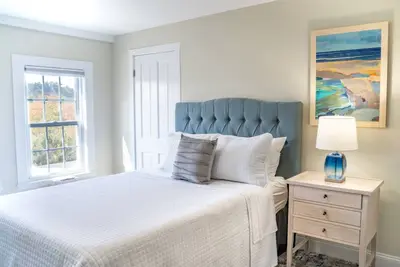 Image de Cozy second floor suite with kitchenette!