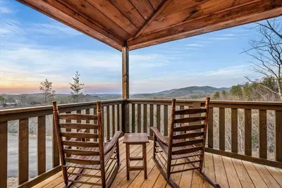Image de New Cabin! Hot Tub! Mtn Views! Hot Tub! Game room! Fire Pit! Specials! ! ! 5-star!