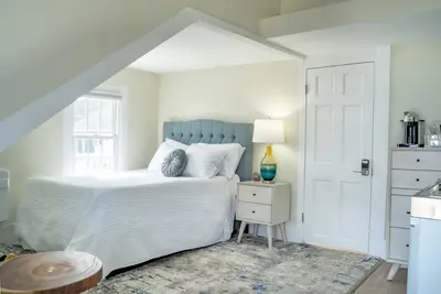 Image de Beautiful oceanfront views with kitchenette and private deck!
