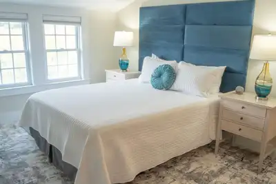 Image de Oceanside queen room with lounge area!