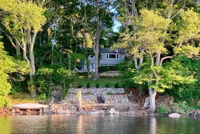 Image de Your Private Lakeside Escape- New! Linens Included!