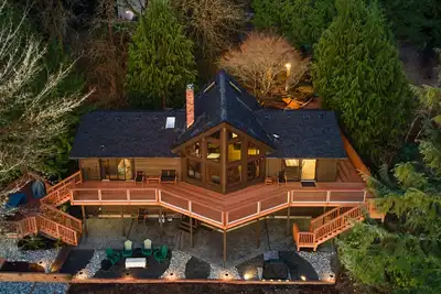 Image de Rainier View Waterfront Retreat  - Sleeps up to 15