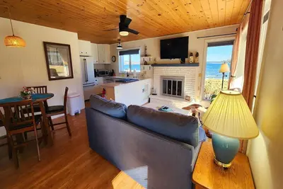 Image de Cozy Watercolors Retreat on Crooked Lake-Minutes to Harbor Springs & Petoskey