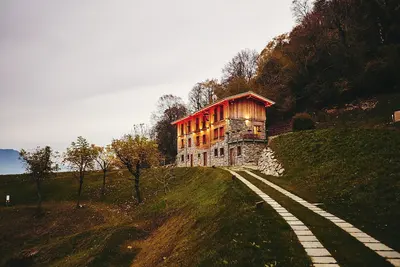Image de Appartement chalet de luxe \"Bellagio Baita Treeb\" avec vue sur le lac, terrasse privée et Wi-Fi